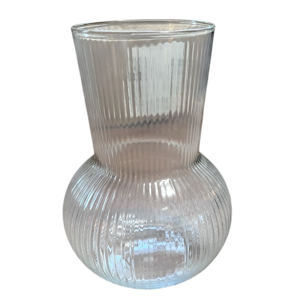 🌺 Elegant Ribbed Glass Vase